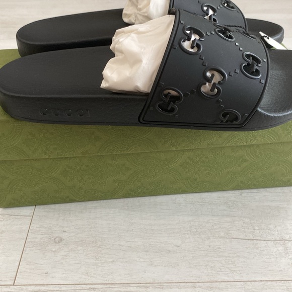 Gucci GG black rudder slides 
Size 42 size 12 womens runs small 
Authentic - Picture 3 of 4